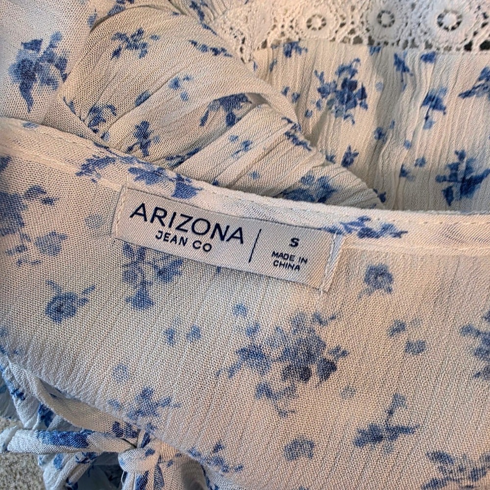 Arizona Jean Co Blue Floral Lace Trim Tie Front Crop Top Bell Sleeve Small NWT - Picture 5 of 7